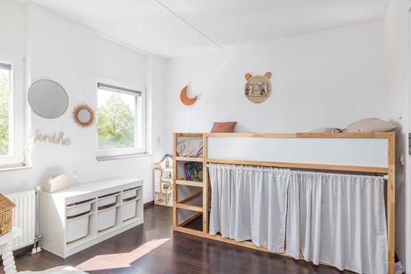 Foto - Verkocht onder voorbehoud: Instapklare ruime tussenwoning uit 1997 met 3 slaapkamers, moderne badkamer, tuin en garage in Heerlen